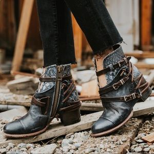 Freebird Crue in Navy Multi